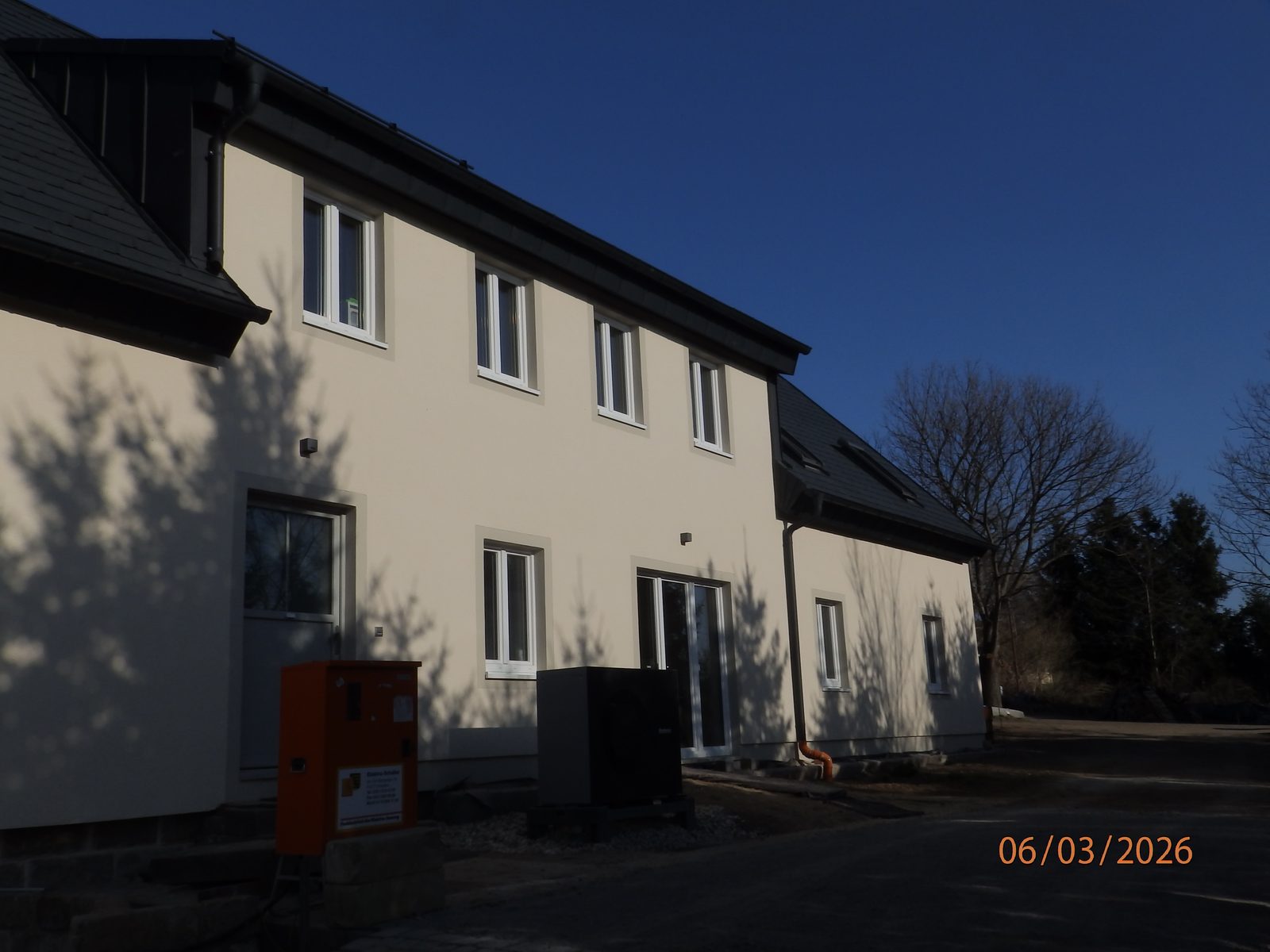 Sanierte Fassade mit neuen Fenstern im März 2026 – Neubauernstelle in Dresden-Pillnitz